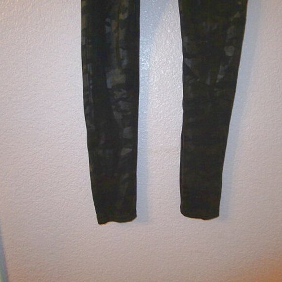 NEW Spanx MATTE Black CAMO Pull On SP LEGGINGS Stretch HIGH WAIST Faux Leather - Picture 8 of 10